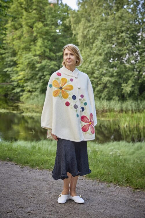 Naiste villane poncho Lotta valge värviliste lilledega