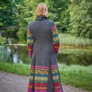 Naiste kootud villane talvemantel rahvusmustriga selg