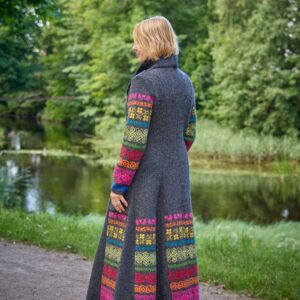 Naiste kootud villane pikk talvemantel rahvusmustriga